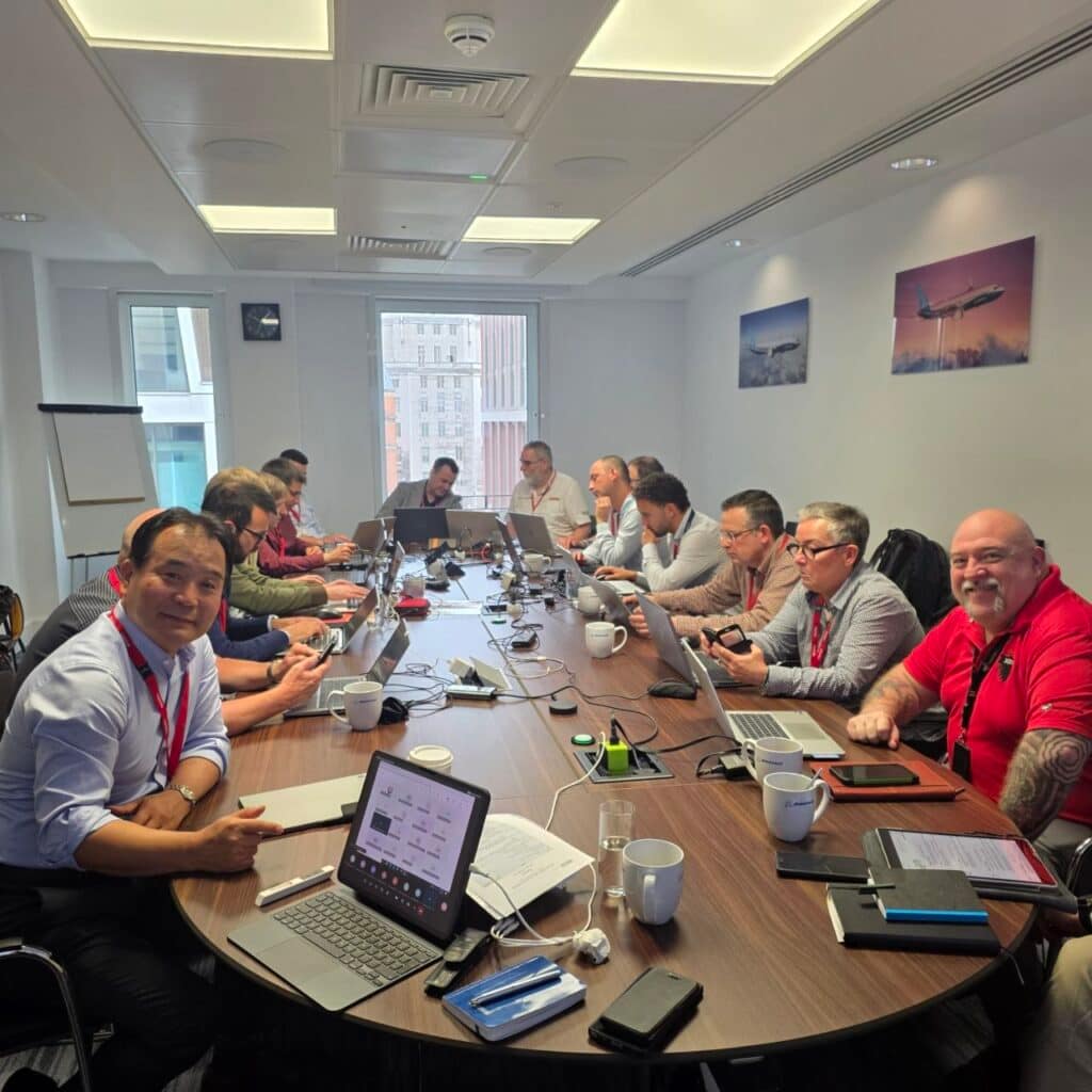 모아소프트 장주수 대표이사가 영국 런던 Boeing에서 열린 S3000L Steering Committee Meeting SC33에 참석해 회의하는 모습