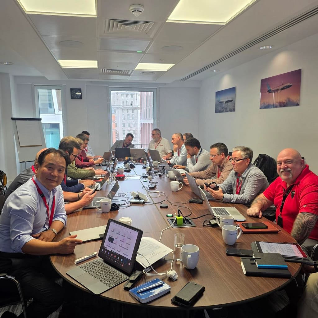 모아소프트 장주수 대표이사가 영국 런던 Boeing에서 열린 S3000L Steering Committee Meeting SC33에 참석해 회의하는 모습