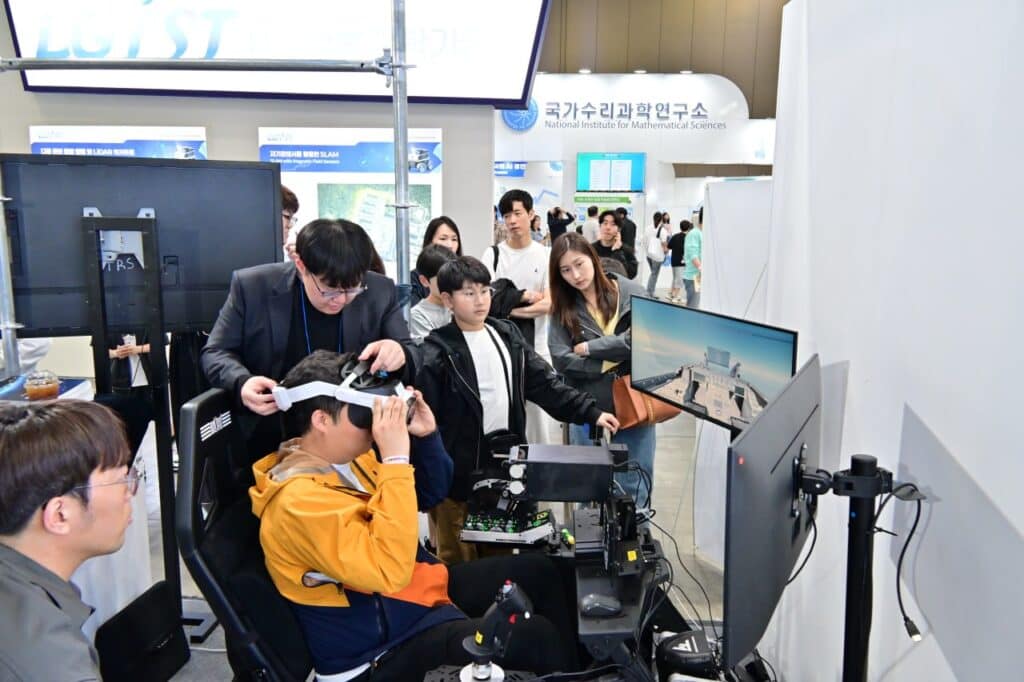모아소프트 전시 부스에서 VR 장비를 활용한 조종사 의사결정 지원 시스템을 체험하는 모습